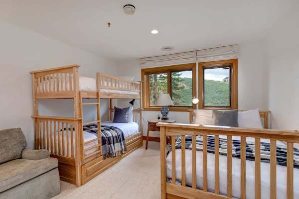 Abode on Success View, ski-in/ski-out, hot tub, pool table, Deer Valley views