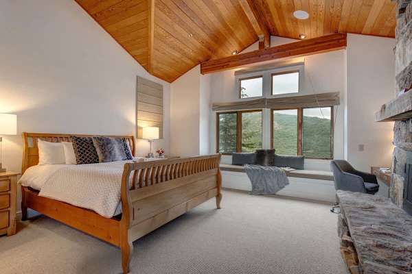 Abode on Success View, ski-in/ski-out, hot tub, pool table, Deer Valley views