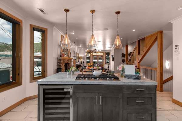 Abode at Snowdancer, private hot tub, walk to town lift & Main Street