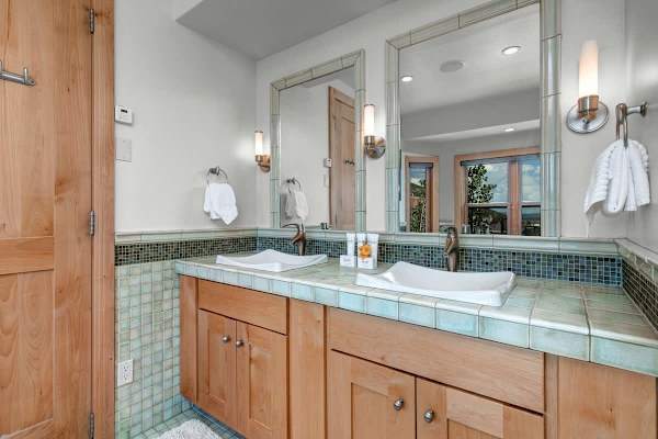 Abode at Snowdancer, private hot tub, walk to town lift & Main Street