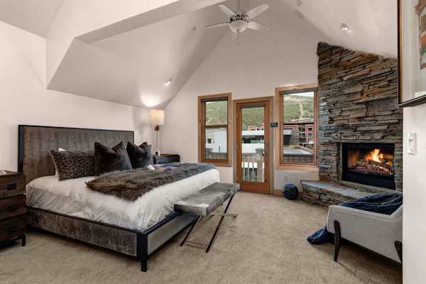 Abode at Snowdancer, private hot tub, walk to town lift & Main Street