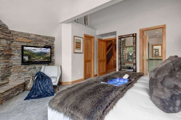 Abode at Snowdancer, private hot tub, walk to town lift & Main Street