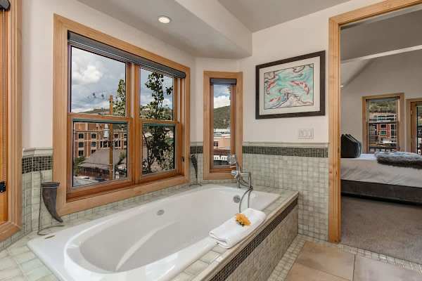Abode at Snowdancer, private hot tub, walk to town lift & Main Street