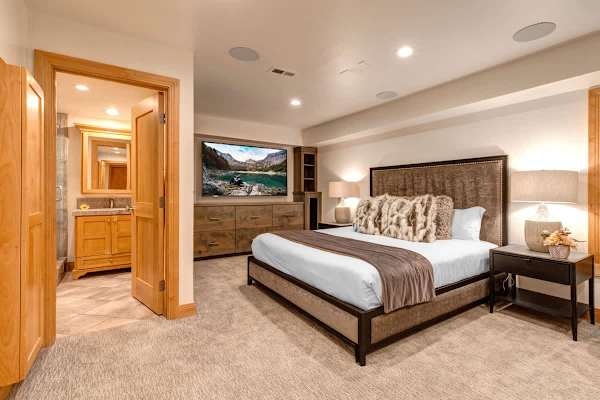 Abode at Snowdancer, private hot tub, walk to town lift & Main Street