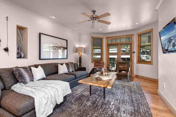 Abode at Snowdancer, private hot tub, walk to town lift & Main Street