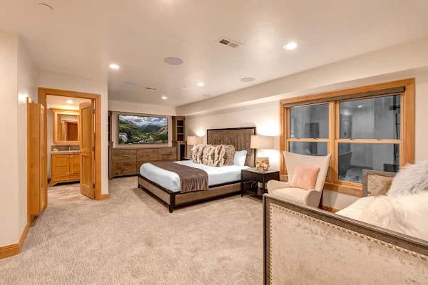 Abode at Snowdancer, private hot tub, walk to town lift & Main Street