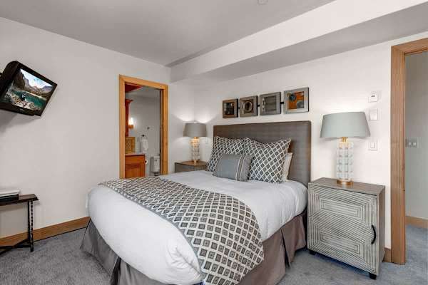 Abode at Snowdancer, private hot tub, walk to town lift & Main Street
