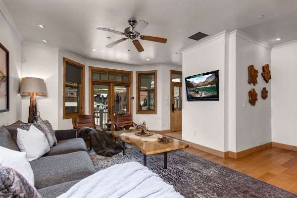 Abode at Snowdancer, private hot tub, walk to town lift & Main Street