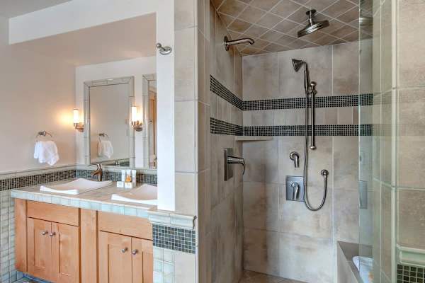 Abode at Snowdancer, private hot tub, walk to town lift & Main Street