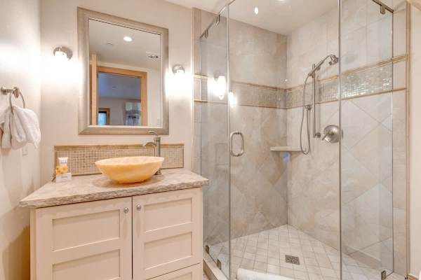 Abode at Snowdancer, private hot tub, walk to town lift & Main Street