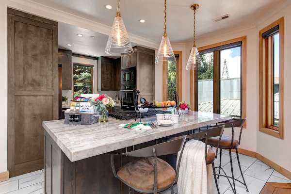 Abode at Snowdancer, private hot tub, walk to town lift & Main Street