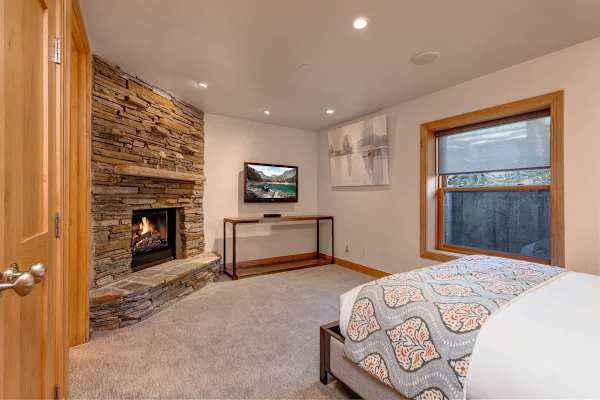 Abode at Snowdancer, private hot tub, walk to town lift & Main Street
