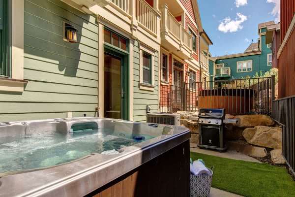 Abode at Snowdancer, private hot tub, walk to town lift & Main Street