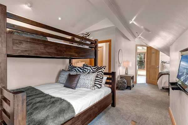 Abode at Snowdancer, private hot tub, walk to town lift & Main Street