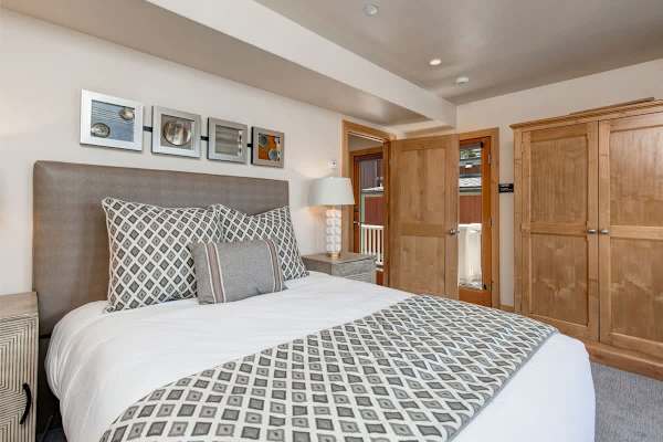 Abode at Snowdancer, private hot tub, walk to town lift & Main Street