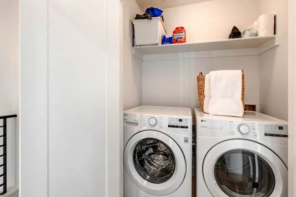 Abode at King's Gold, private hot tub, steps to Main Street, Old Town