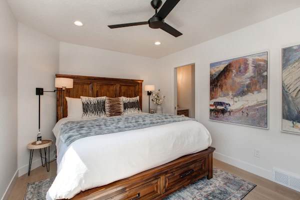 Abode at King's Gold, private hot tub, steps to Main Street, Old Town