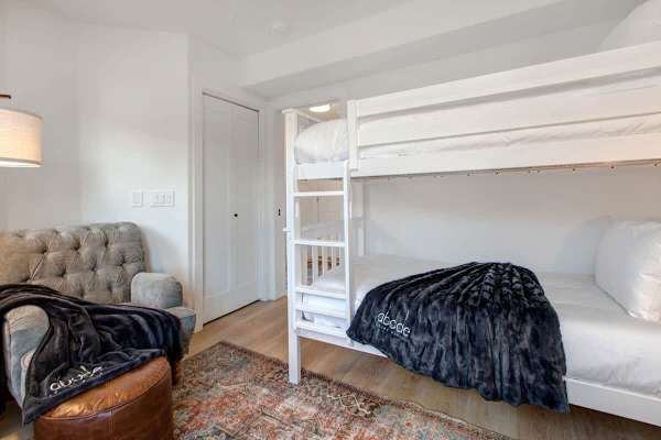 Abode at King's Gold, private hot tub, steps to Main Street, Old Town