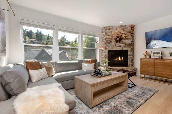 Abode at King's Gold, private hot tub, steps to Main Street, Old Town