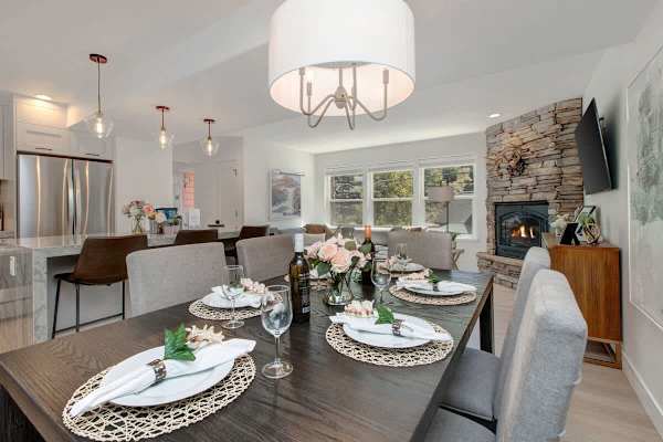 Abode at King's Gold, private hot tub, steps to Main Street, Old Town