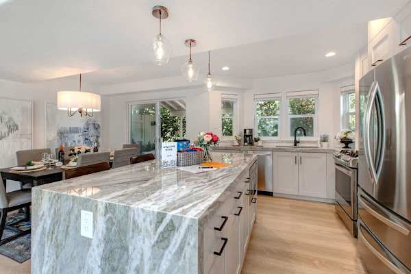 Abode at King's Gold, private hot tub, steps to Main Street, Old Town