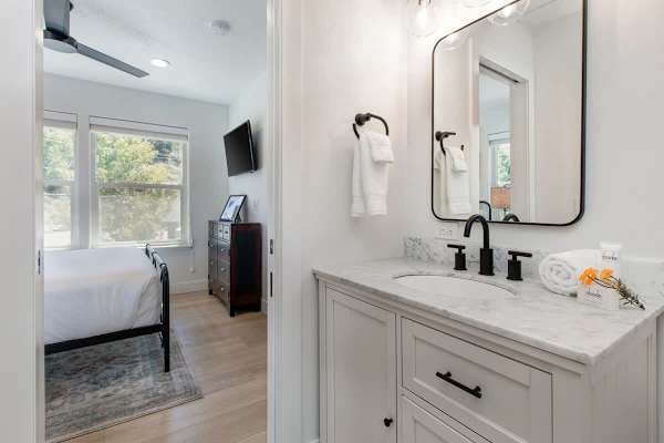 Abode at King's Gold, private hot tub, steps to Main Street, Old Town