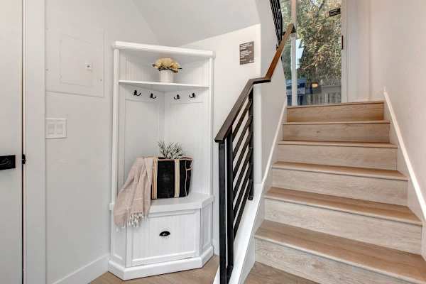 Abode at King's Gold, private hot tub, steps to Main Street, Old Town
