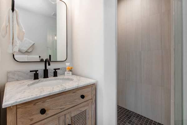 Abode at King's Gold, private hot tub, steps to Main Street, Old Town