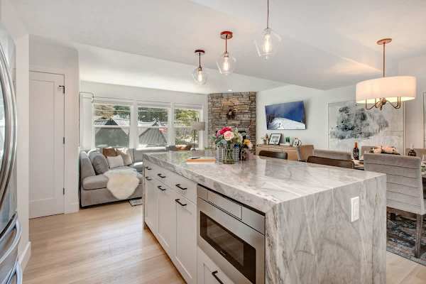Abode at King's Gold, private hot tub, steps to Main Street, Old Town