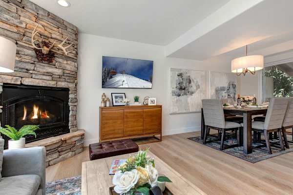 Abode at King's Gold, private hot tub, steps to Main Street, Old Town