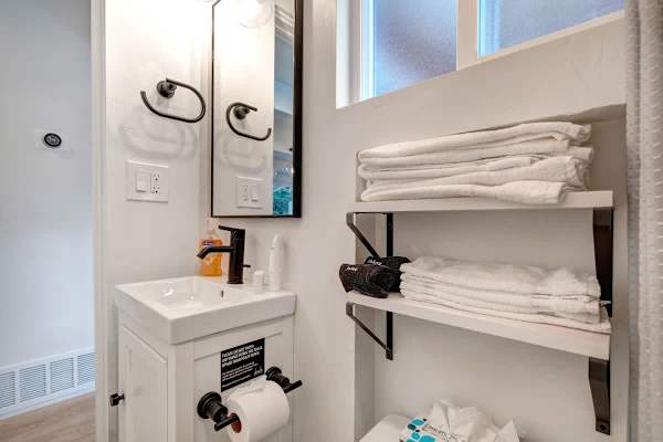 Abode at King's Gold, private hot tub, steps to Main Street, Old Town