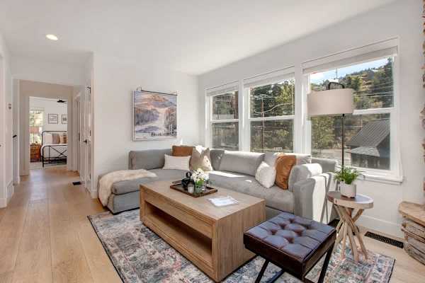 Abode at King's Gold, private hot tub, steps to Main Street, Old Town