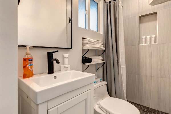 Abode at King's Gold, private hot tub, steps to Main Street, Old Town