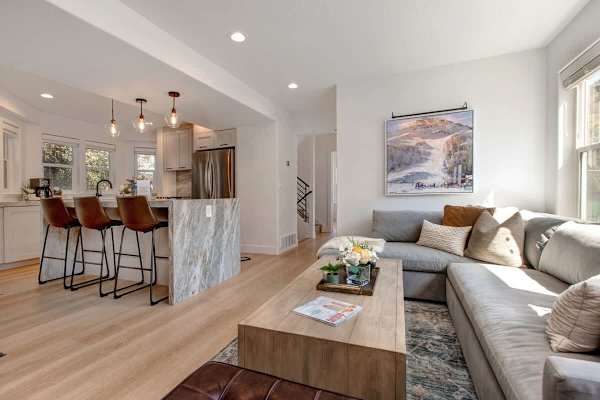 Abode at King's Gold, private hot tub, steps to Main Street, Old Town