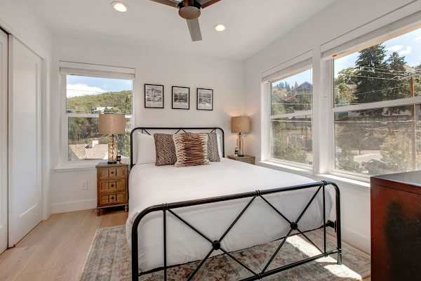Abode at King's Gold, private hot tub, steps to Main Street, Old Town