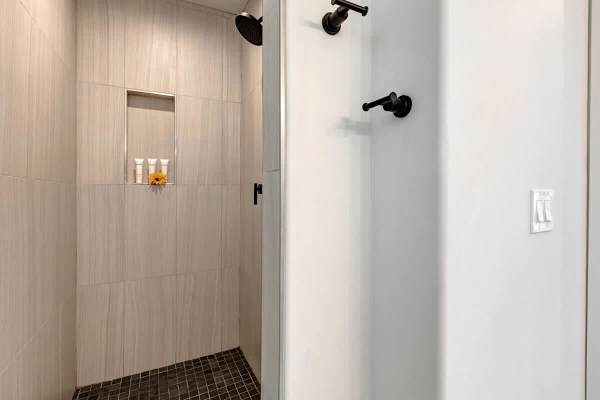 Abode at King's Gold, private hot tub, steps to Main Street, Old Town