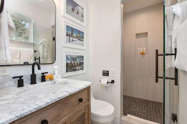 Abode at King's Gold, private hot tub, steps to Main Street, Old Town
