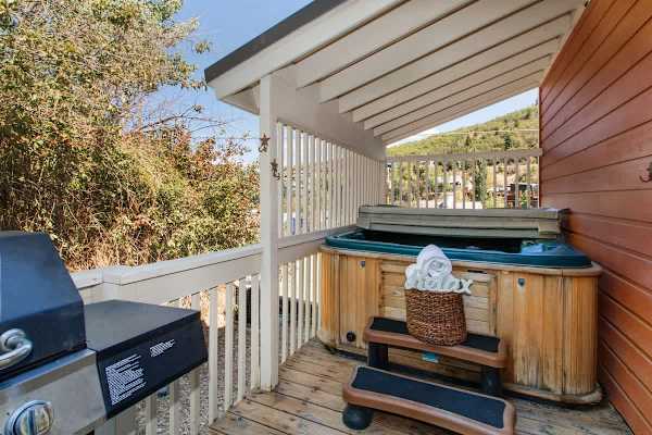 Abode at King's Gold, private hot tub, steps to Main Street, Old Town