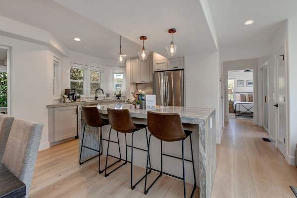Abode at King's Gold, private hot tub, steps to Main Street, Old Town