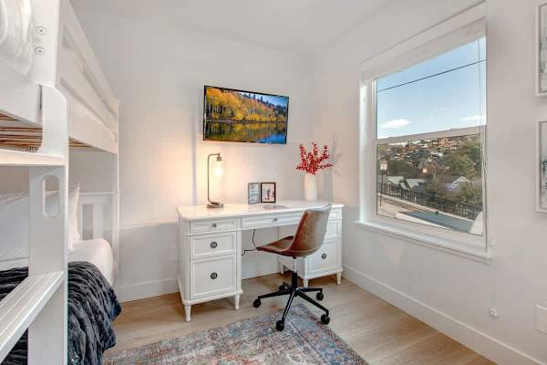 Abode at King's Gold, private hot tub, steps to Main Street, Old Town