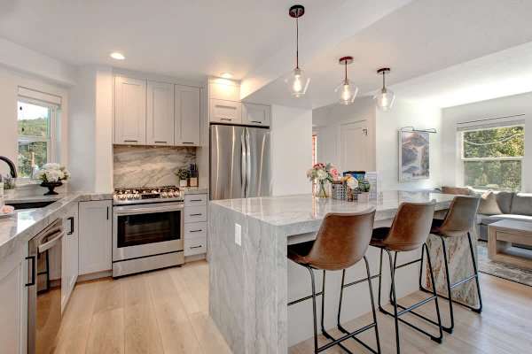 Abode at King's Gold, private hot tub, steps to Main Street, Old Town