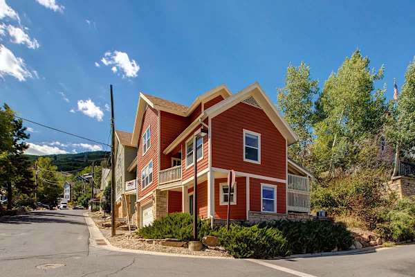 Abode at King's Gold, private hot tub, steps to Main Street, Old Town