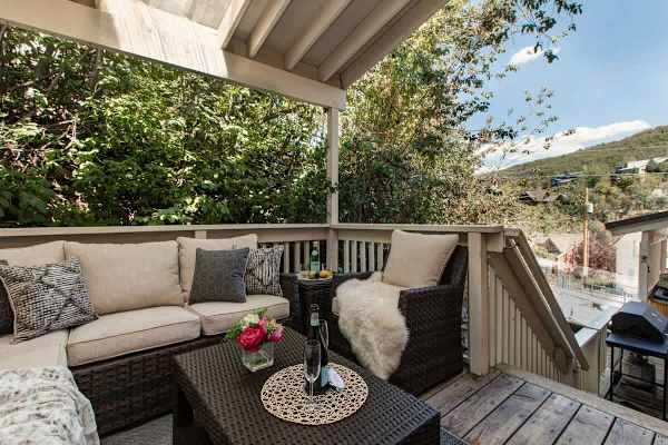 Abode at King's Gold, private hot tub, steps to Main Street, Old Town