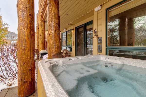 Abode at Bristlecone, private hot tub, direct views of Deer Valley