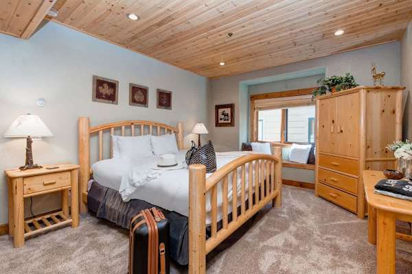 Abode at Bristlecone, private hot tub, direct views of Deer Valley