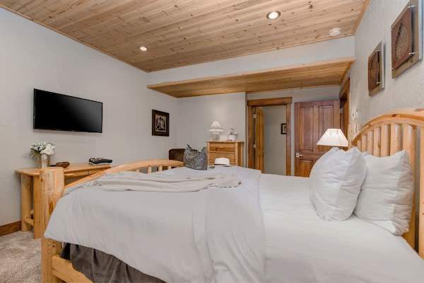 Abode at Bristlecone, private hot tub, direct views of Deer Valley