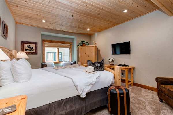 Abode at Bristlecone, private hot tub, direct views of Deer Valley