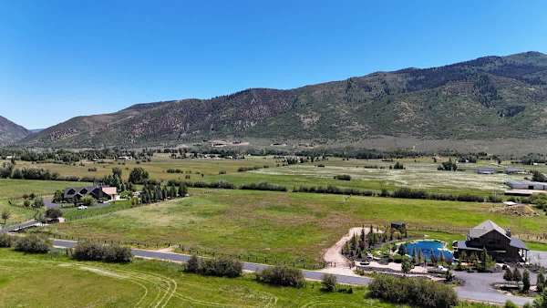 Abode at Journey's End, hot tub, fire pit, lake access, estate