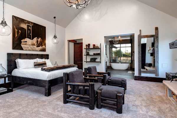 Abode at Journey's End, hot tub, fire pit, lake access, estate