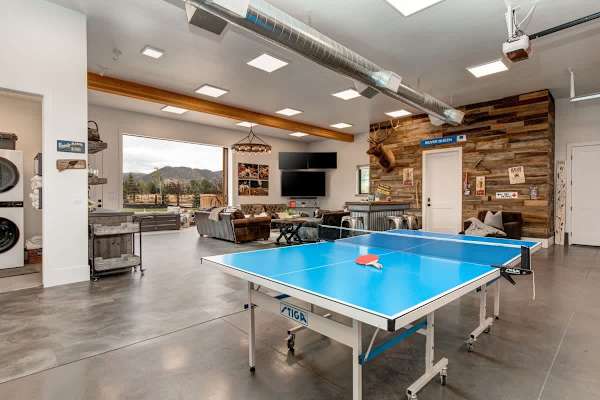 Abode at Journey's End, hot tub, fire pit, lake access, estate